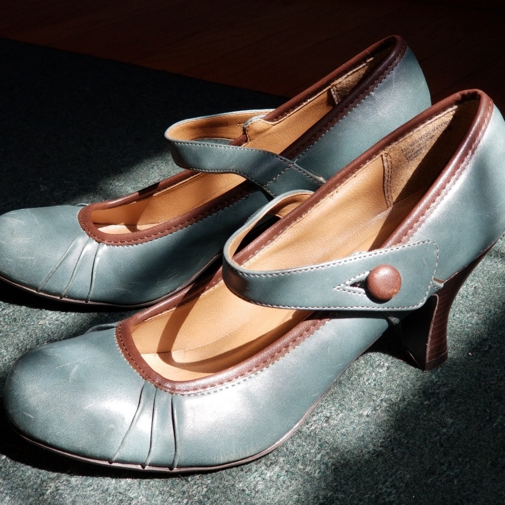 Brown and Blue Many Jane heel pump strap button